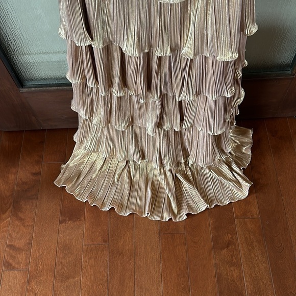 Mac Duggal
Ieena Metallic Tiered Gown size 12 NEW $498 - Picture 11 of 15